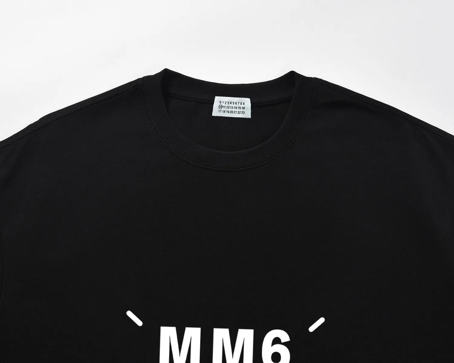 《 Quality》 MM 6 Same Style T 2024 New Arrival 260 Versatile ：Black White Sizes： S M L XL XXL